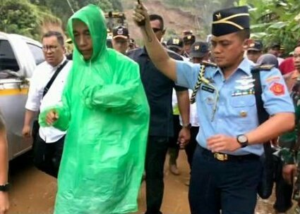D3RI6's tweet photo. @RamliRizal Ka emol heula ngagaleuh jas hujan nu ieu tos soek https://t.co/oOvF6I0AYW