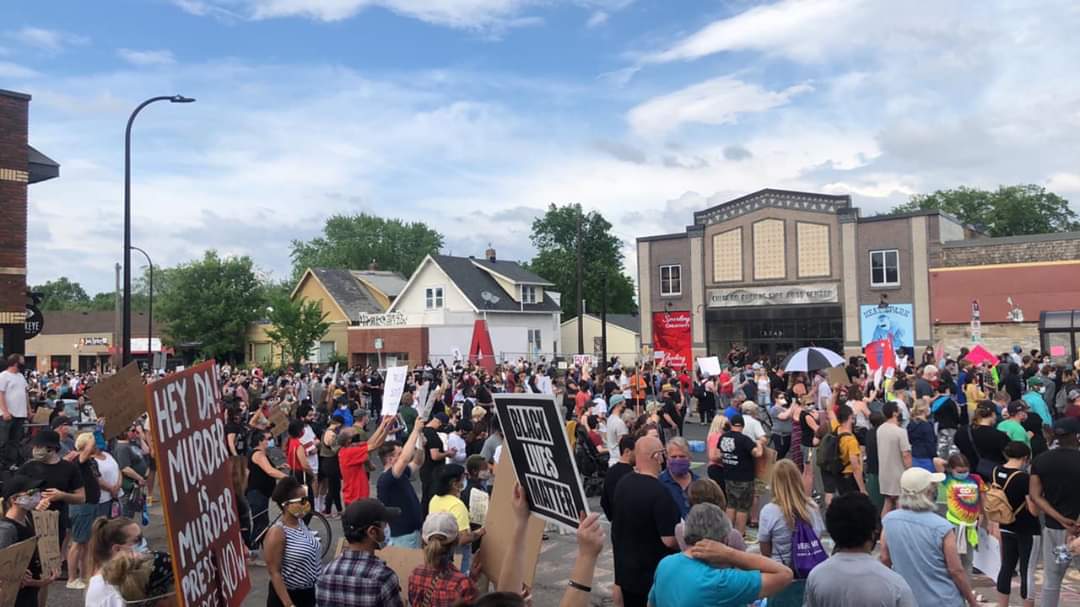 insightnews's tweet image. #JusticeForGeorge 
Scenes from this afternoon. By 5pm, a massive crowd had gathered at the South #Minneapolis intersection where George Floyd's life was taken by 4, now terminated, Mpls police officers. photos/Yoji Senna
#GeorgeFloyd