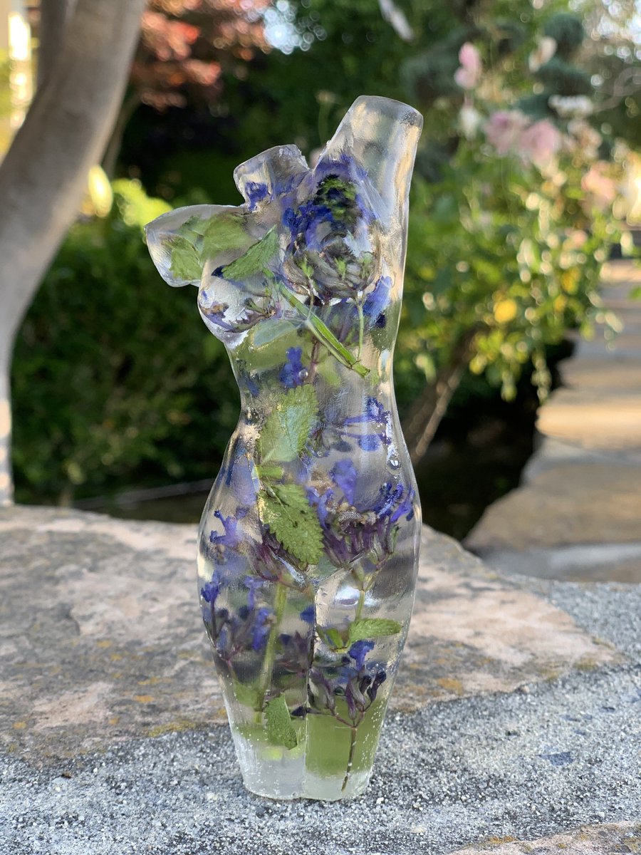 glamourgal1940's tweet image. I’m really happy with this commission, I call her the “Lavendar Lady” 💐
#resinart #commissionsopen #CreateAtHome