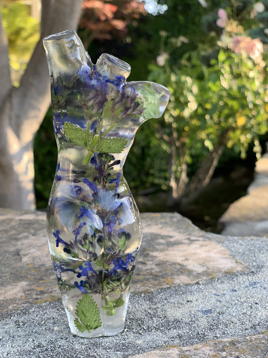 glamourgal1940's tweet image. I’m really happy with this commission, I call her the “Lavendar Lady” 💐
#resinart #commissionsopen #CreateAtHome