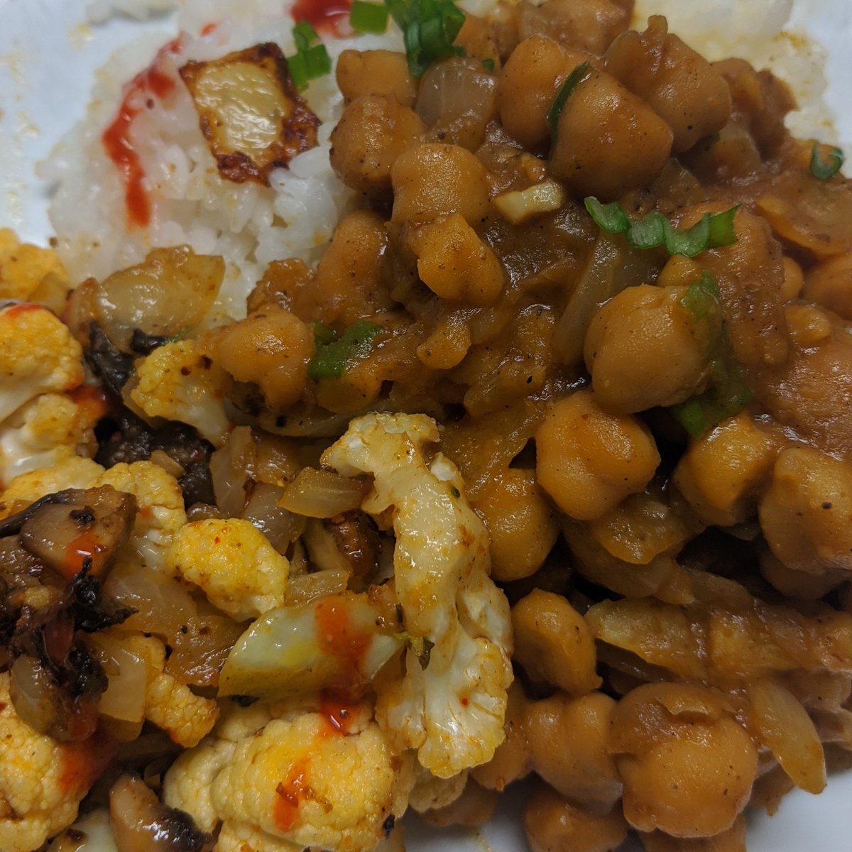 flexvegancooks's tweet photo. indian curry channa + sauteed cauliflower with rice https://t.co/3pu6griAVE