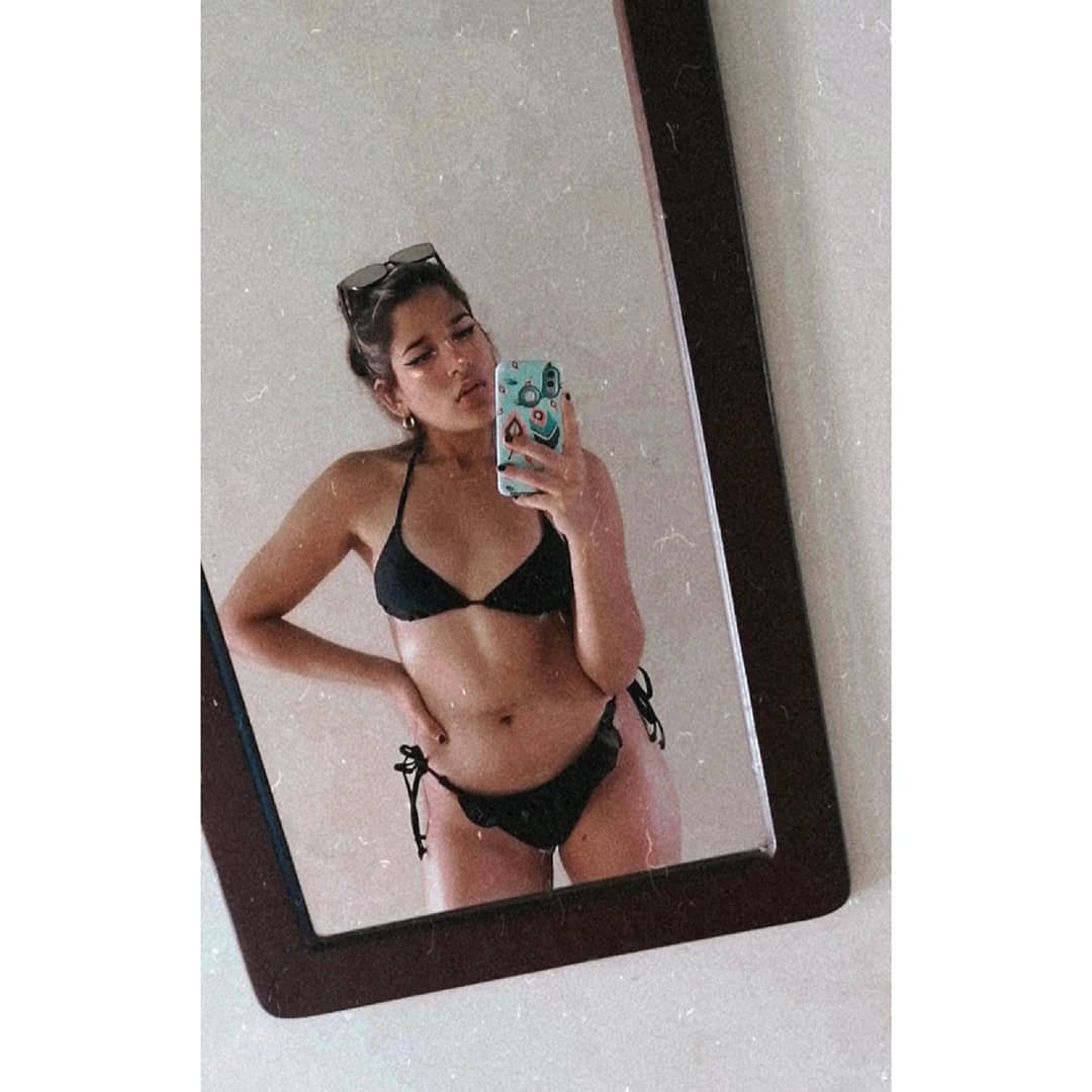 Stephany_ado's tweet photo. Y quien lo pensaría, ponerme un traje de baño para llevar sol en casa. #graciascuarentena https://t.co/HwpxrUtVrx