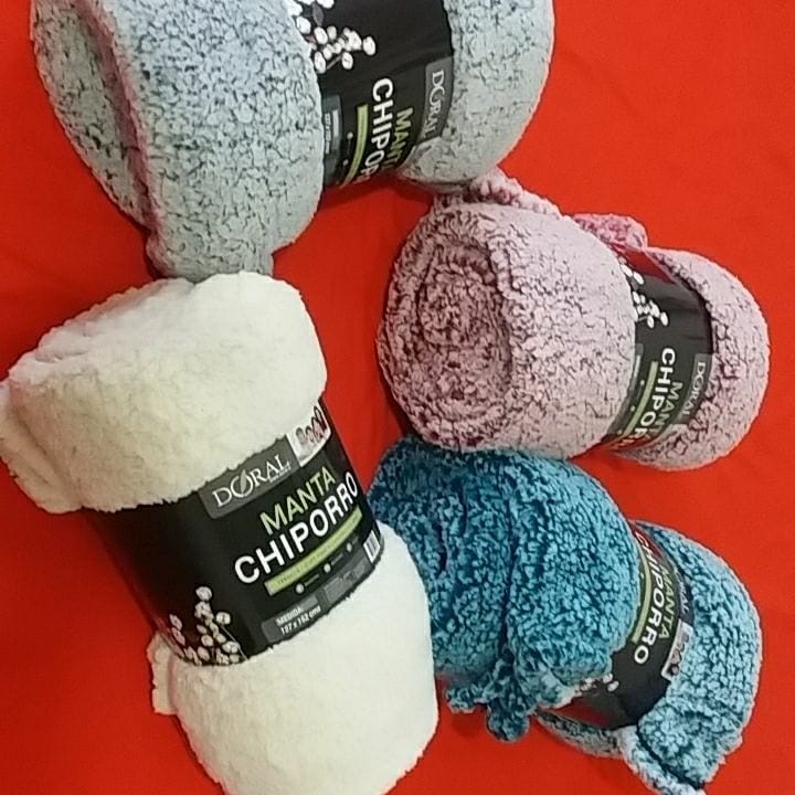 MaespinozaPerez's tweet photo. Buenas noches, por motivos de cesantia tenemos a la venta estas mantas de chiporro , frazadas de plaza y media y 2 plazas, sábanas de polar, y muchos artículos para el hogar. si pudiera compartir me ayudaría bastante a llegar a otras personas, se los agradezco de corazón. #ventas https://t.co/Bq3DB6hstM