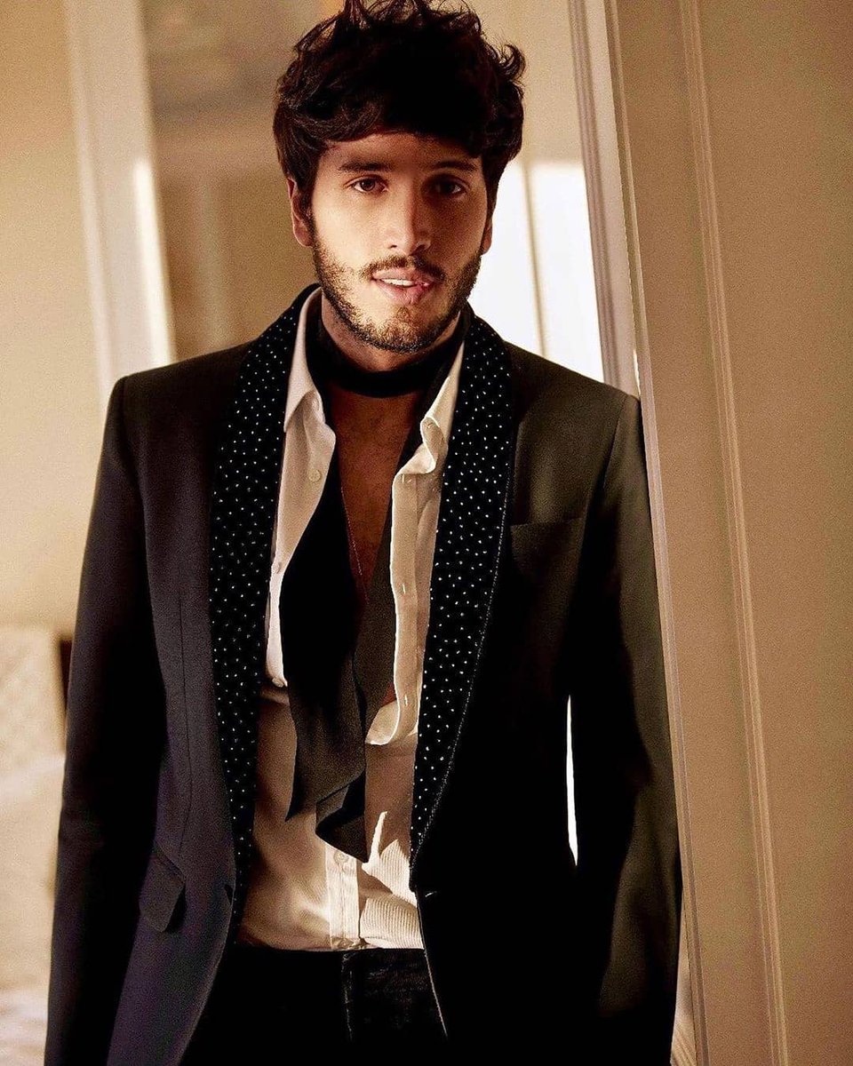 yatrareik's tweet photo. Feliz semana familia #ForeverYatra, les dejamos éstas fotos brutales de @sebastianyatra en @elle_es 💥💫
-
Estilismo: Sylvia Montoliu 
Entrevista: Gema Veiga
-
-
@Gomitwiin @Vannetwiin @foreveryatraba https://t.co/TqoYRIZHOr