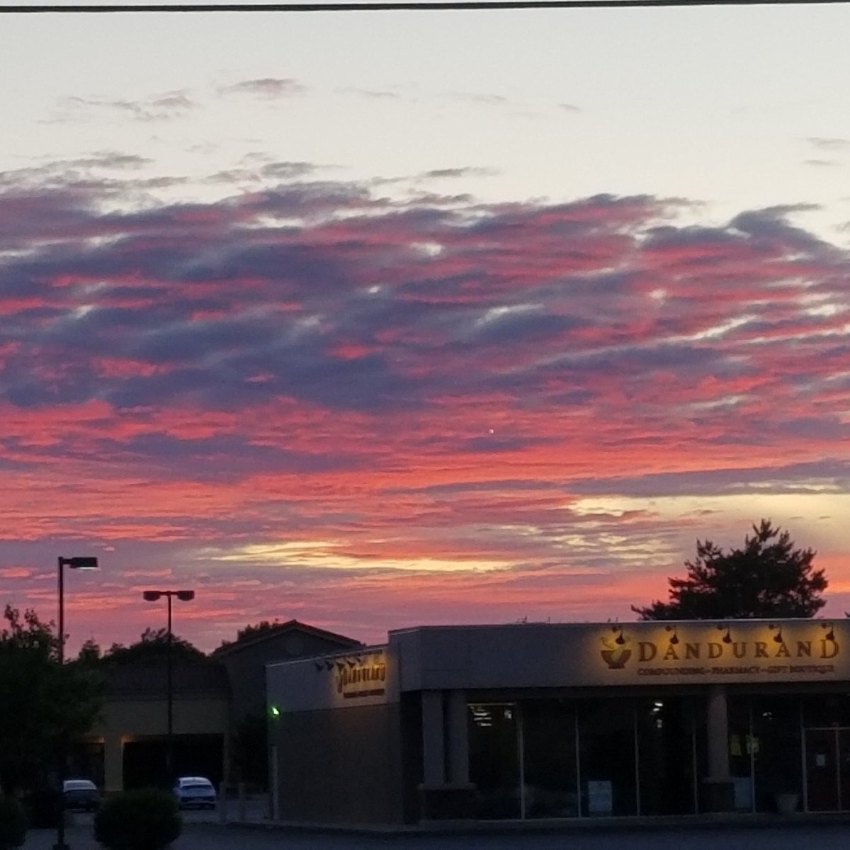 SierrapScott's tweet photo. What a colorful sunset tonight!!!! #sunset #sunsetphotography #sunsetlover #SunsetFan #sunsetdreams https://t.co/6SLs1Fx1YO