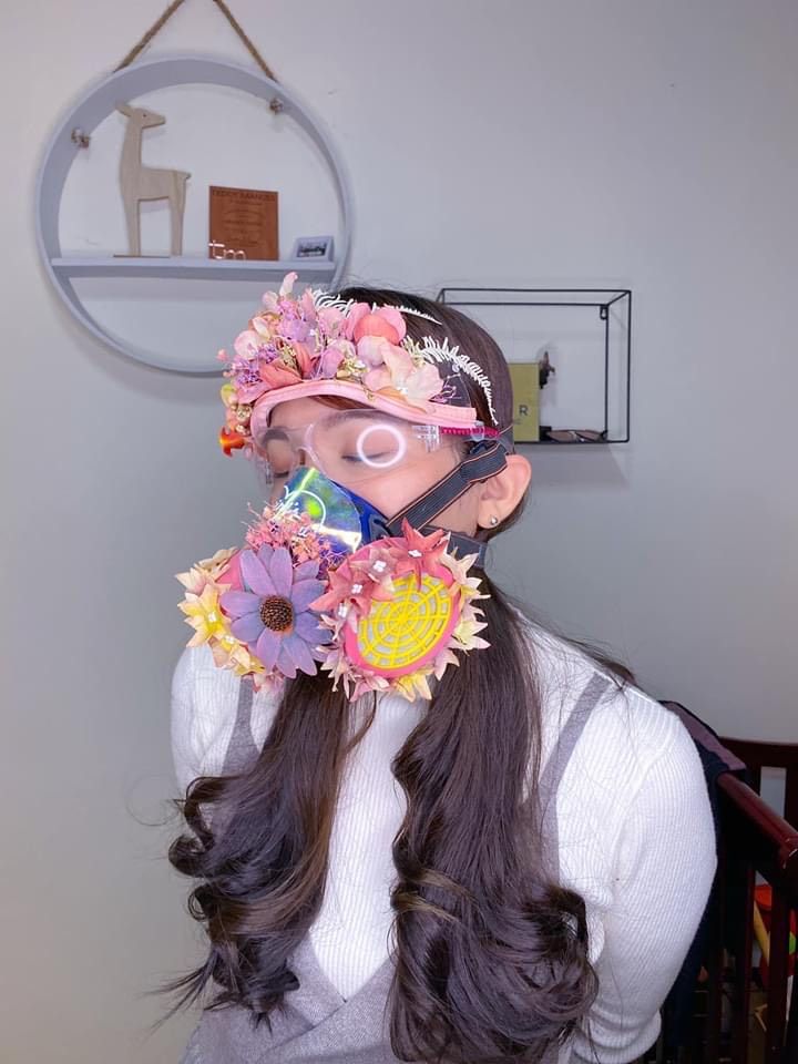 Since wearing face masks is the new normal, might as well make a statement with the mask you wear - while protecting yourself and others in style. Here's our post-LASIK patient from our BGC branch donning Shinagawa's eye shield paired with a statement mask and head piece!