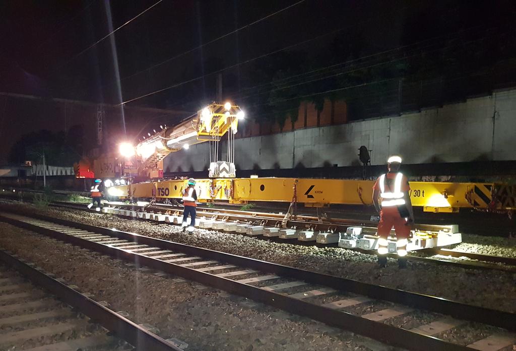remivau's tweet photo. Simplification du plan de voies de la gare de Nogent le Perreux
Cette nuit, appro des nouveaux appareils de voie avec la grue Kirow

@RERE_T4_SNCF
@SNCFReseau #infrapoleParisEst
@groupe_NGE #TSO
@pascalzrx1200 https://t.co/3DM5AbinCB