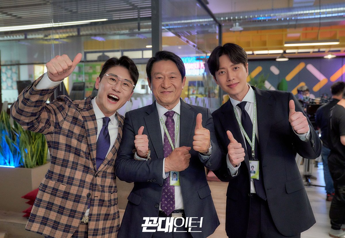 mbcdrama_pre's tweet photo. 영탁의 특별출연 예고🙌
가부장님과 화려한 대결을?! 완전~ 찐기대중~~!

통쾌한 갑을 체인지 복수극👨‍💼
MBC 새수목미니시리즈 <#꼰대인턴>
오늘 밤 8시 55분 방송✔

#mbcdrama #박해진 #김응수 #한지은 #박아인 #영탁 #꼰대라떼 https://t.co/vaitsX332O