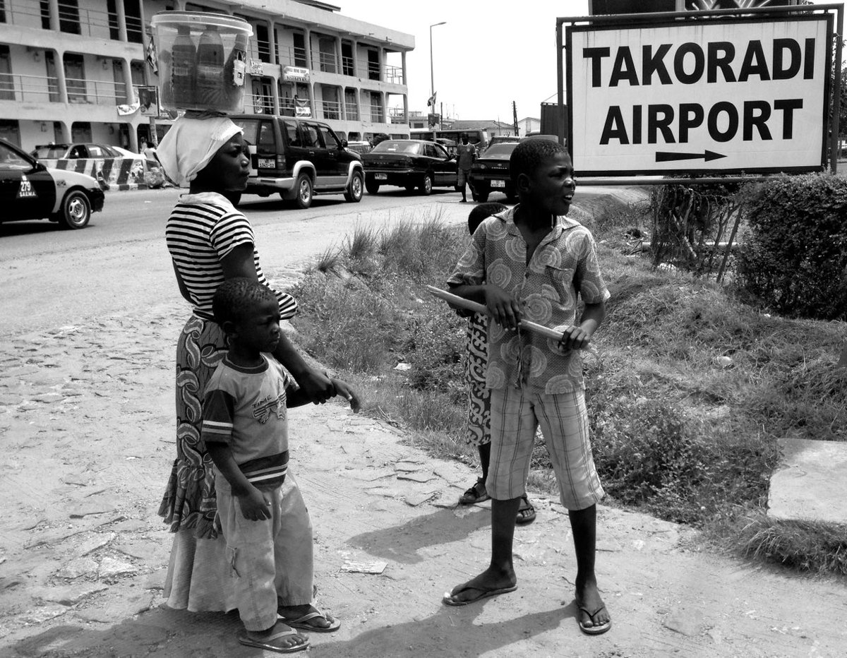 L_Escalante_gt's tweet photo. Busca el camino para despegar de esta tierra y encontrar la cosa de cielo #JesusIsLord #blackandwhitephotography #takoradi  #ghana #africa #streetphotography #flysoon https://t.co/LU8J4csoyc