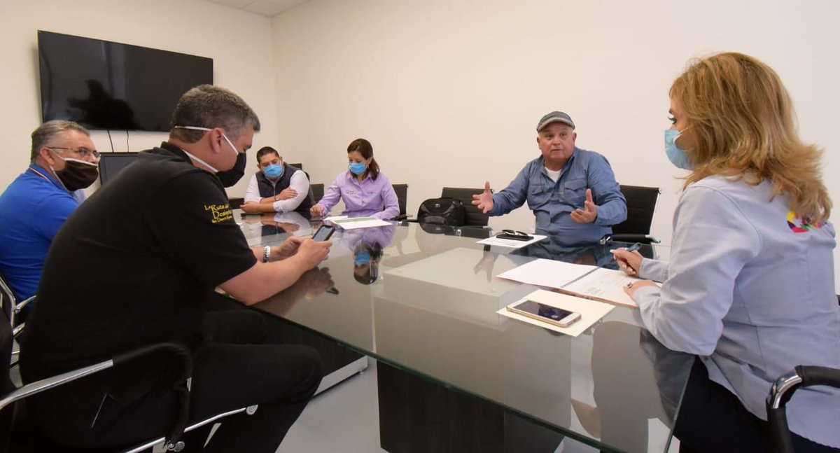 SeTurCoah's tweet photo. El representante de @AtocCoahuila, los Presidentes de la @OCVMonclova y de las Asociaciones de Hoteles de Monclova y de Cuatro Ciénegas, en reunión, dieron a conocer a la Secretaria @luciaazucena, la próxima sede para la Reunión Nacional de Touroperadores de México en Coahuila. https://t.co/dcXA7ZFrCA