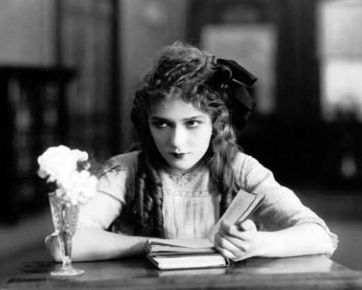 ¿Sabías que Frances Marion fue una pionera del guionismo Hollywoodiense? Aquí su historia.
elgarfio.com/la-mujer-que-i…