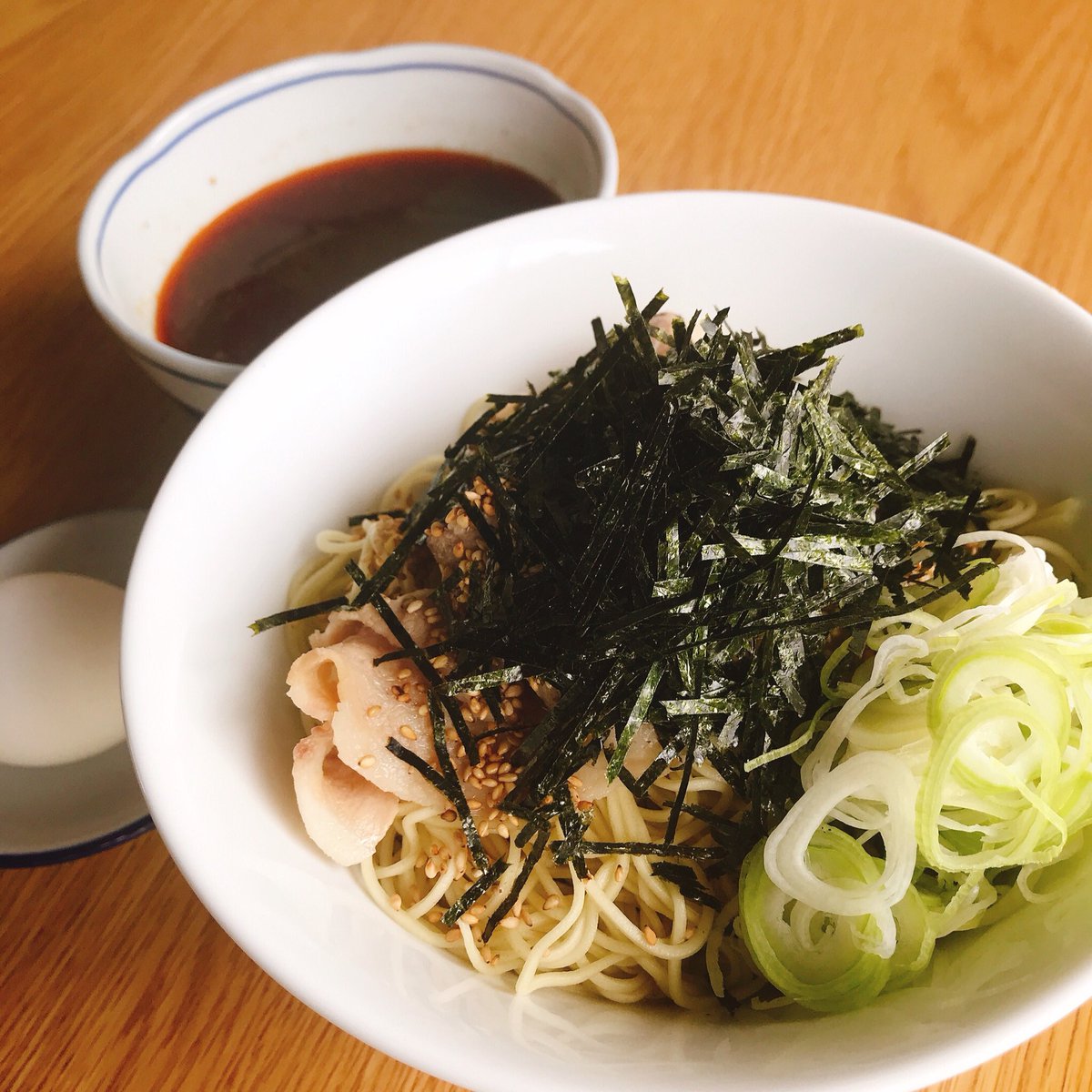 ツバメヤ 冷たい肉そばを今日 5 27 水 から始めます 暖かくなってきたので ランチに冷たいそばはいかがでしょうか しっかり魚介出汁にラー油でゴマと海苔たっぷりの麺 ラー油がきいているので 初めはすすらないで召し上がってください むせますので
