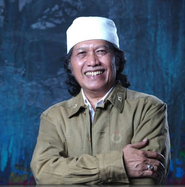 Alvinalza23's tweet photo. Jangan mengajak orang berbuat baik
Tapi beritahu nikmatnya berbuat baik 

(emha ainun nadjib)
#67TahunCakNun https://t.co/zR6aYUNU4w