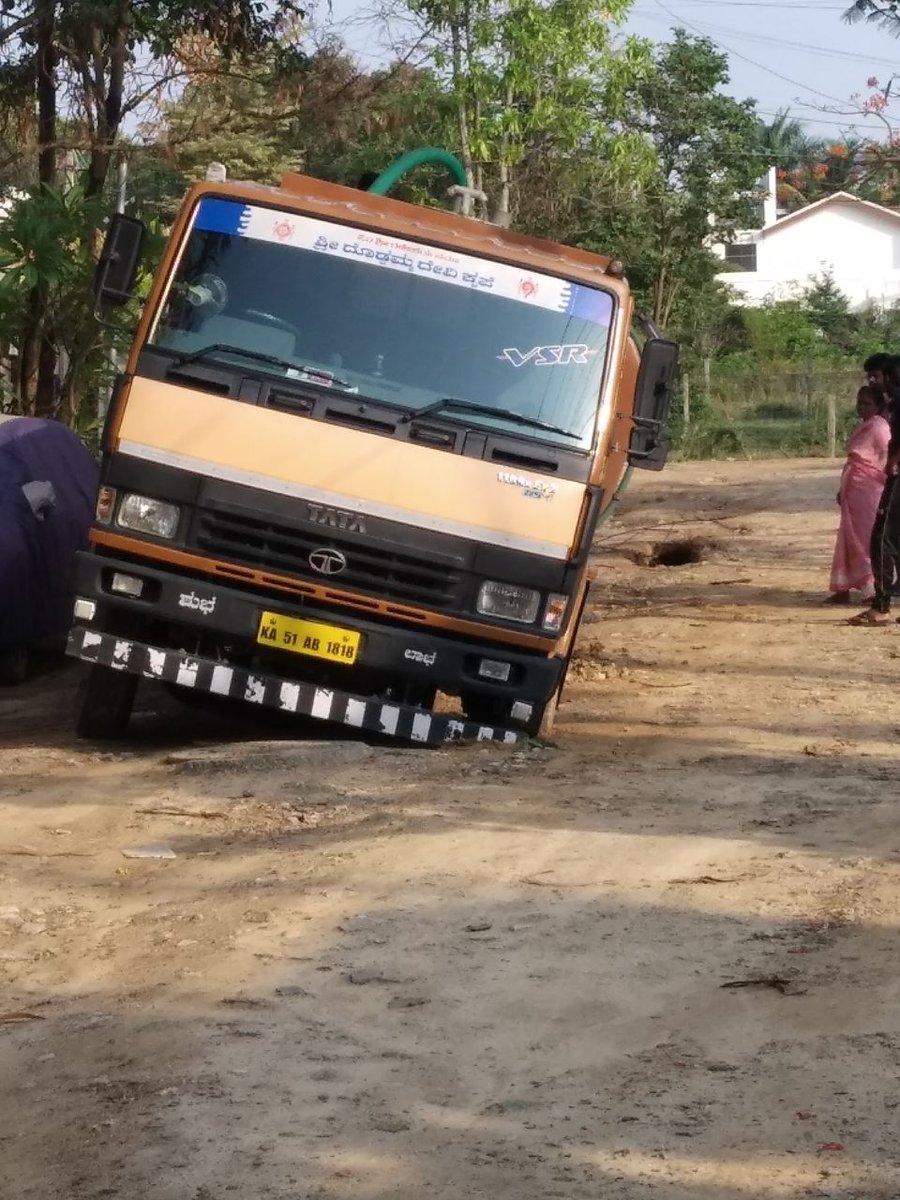 akshatbakliwal's tweet photo. Post ystd night rains, current scenario of the roads within shubh enclave. R we waiting for some mjr disaster to happen before taking up this. Its been 2 years we r requesting for this. One of our fellow residents has already broken his shoulder. pls help immediately @ArvindLBJP https://t.co/zUdvO6sNu8