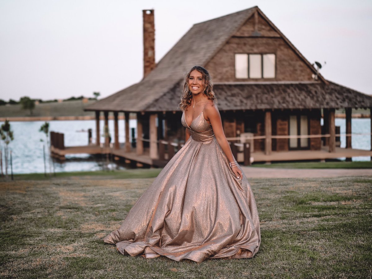 brookfjohnson's tweet photo. “Prom” 2020 🤍
#SherriHill #PromAtHome @SherriHill @WhatPromDress https://t.co/3oXCdObo5I