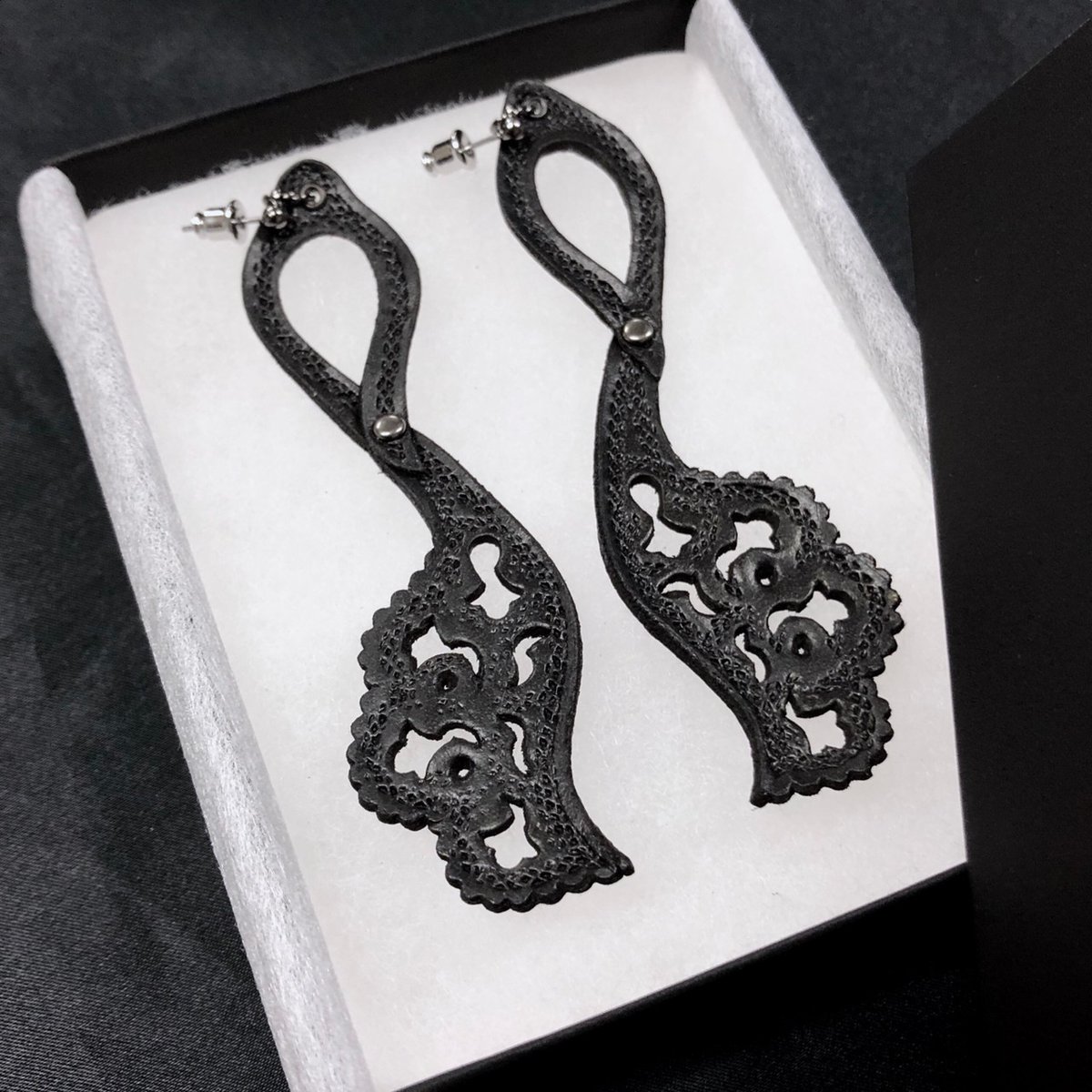 abilletage's tweet photo. 【商品紹介】

5/31まで
Noir Weekピックアップブランド liagraf

◇flamingo ピアス
¥8,000+税

漆黒の本革を使用したピアス
身体に顔をうずめて休む2羽のフラミンゴのデザインです

黒色のケースに入れてお届けします
イヤリングへの変更OK✨

オンラインショップはこちら
https://t.co/C8W9x4JiOK https://t.co/4NskaBbH9x