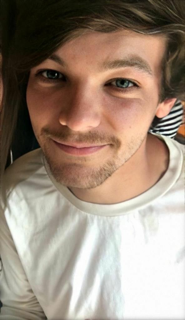 Louis Tomlinson smiling, a very necessary thread (se hacia la inglesa jajsjs)