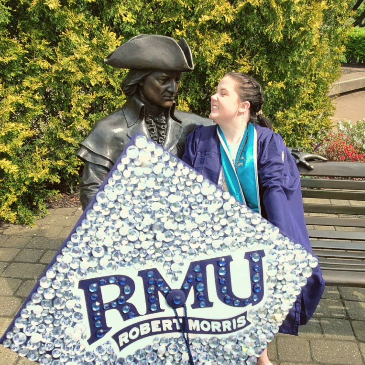 get yourself a man that looks at you the way I look at bronze bob ❤