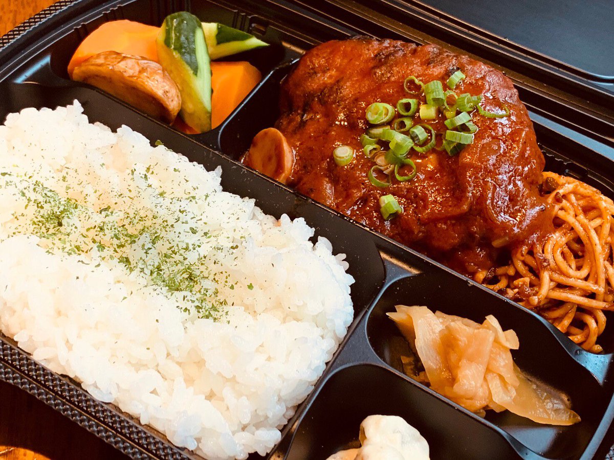 Pizza Bar 裏秋葉原 今日も元気にランチ営業中 店内ご飯ランチは ロコモコ丼 お弁当は 煮込みハンバーグ弁当 です 特製デミトマトソースソースで煮込んだ ジューシーなハンバーグです