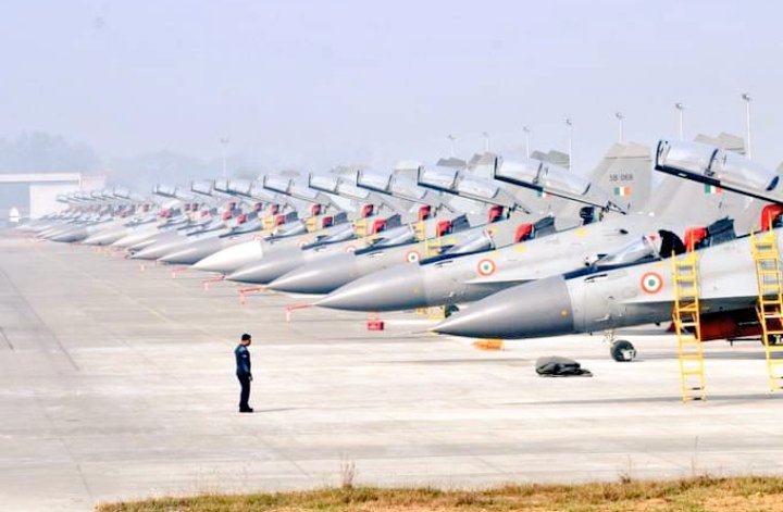 akashbestha's tweet photo. The Indian Air Force is ready to take over aksaichin 💪 👇
India is ready to seize Pok from Pakistan
#XiJinping
#laddak #returnpok #Balochistan https://t.co/6xOzXz8nSI