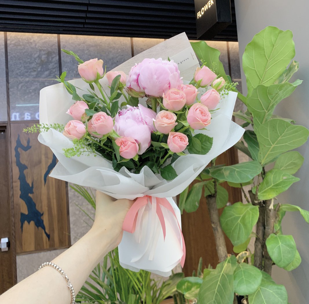 bumanpa's tweet photo. 친구의 생일을 이유로 꽃을 선물했습니다. 낭만적인 사람이 되고싶어 노력하는 내가 참 마음에 듭니다💐 https://t.co/XF7e3hNaeu