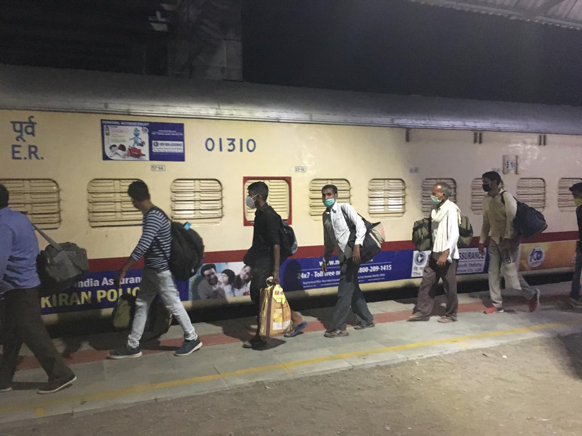 collectorvalsad's tweet photo. અગાઉ 23 ટ્રેનો મારફતે વલસાડ જિલ્લામાંથી 35295 અને વધુ 4 ટ્રેનો મારફતે 6400 આમ કુલ 41695 શ્રમિકોને તેમના વતનમાં રવાના કર્યા.હજી વધુ ટ્રેનો ની મંજૂરી મળેથી રવાના કરાશે શ્રમિકો એ રાહ જોવા વિનંતી છે #Valsad #mask4all @CKharsan @InfoValsadGoG @pkumarias @Ramanlalpatkarr https://t.co/gRwpoemIaq
