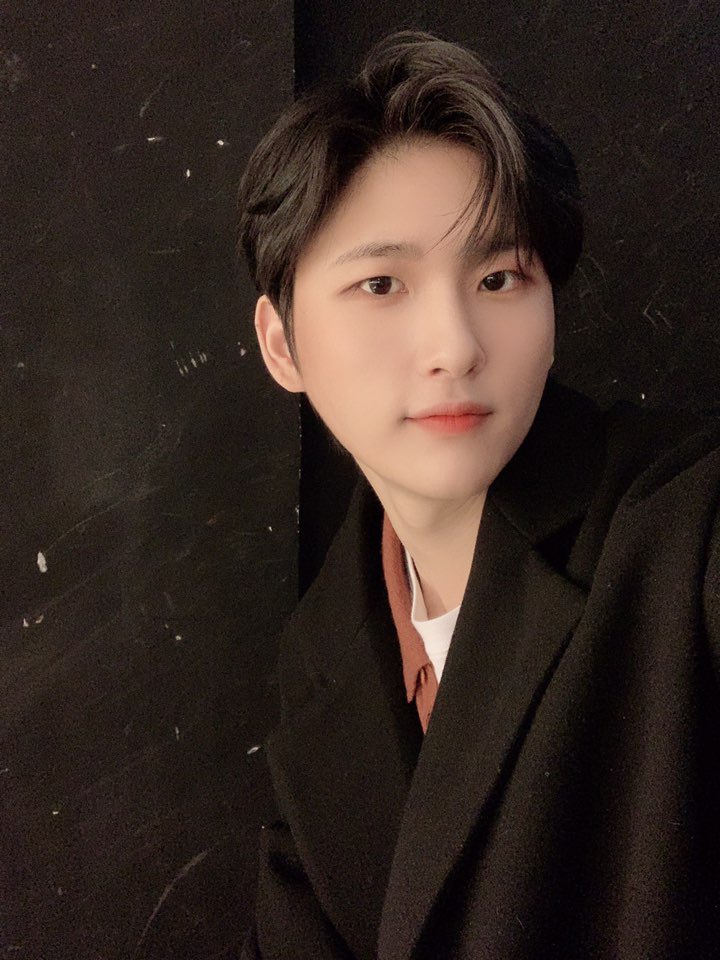 CRAVITY_twt's tweet photo. 그 때 그 시절 블랙베어 ,,, 잘 지내니 ,,,
셀카가 참 많이 늘었구나 ,,,,,
#블랙루비 #맛점하세요 #셀카연습 #보람이있네 #우빈 https://t.co/BRY8wUacdI