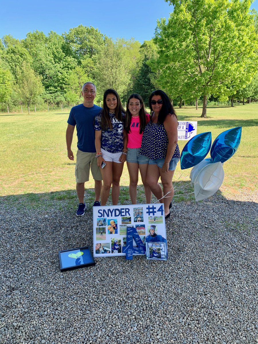 ShakerGirlsSb's tweet photo. congrats to our seniors on what would’ve been their senior night.. we’re so proud of everything that you’ve accomplished and we wish you the best moving forward!!🥎💙💙 https://t.co/NkWlJHfyXD