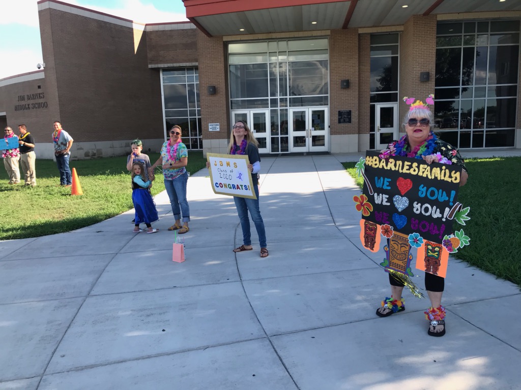 jschmidtsisd's tweet photo. @JimBarnesMS What a wonderful turnout this evening for the JBMS 8th grade car parade! https://t.co/X7RJ4kLUY8