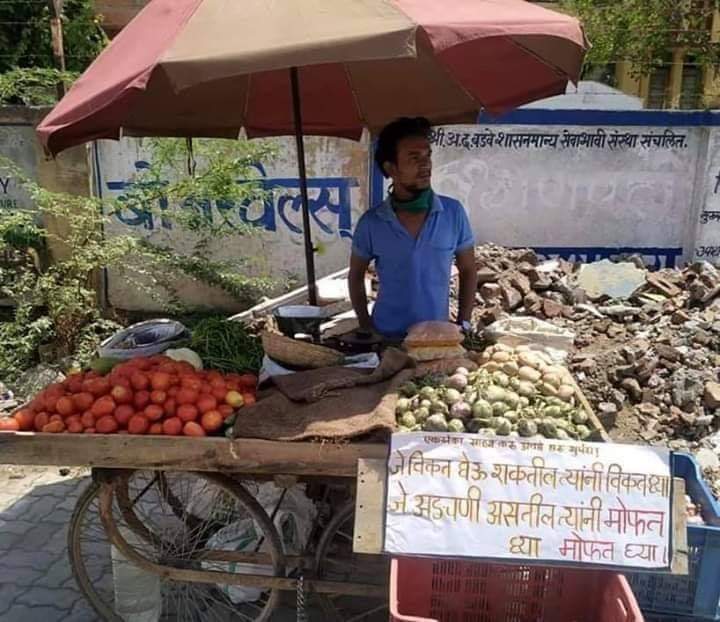 व्हाट्सएपवर आलेला हा फोटो मी पाहिला. हा तरुण औरंगाबादचा असल्याचं कळतंय. पण त्याने लिहिलेला संदेश हा महत्त्वाचा आणि माणुसकीचा दाखला देणारा आहे.
मानलं भावा तुला!