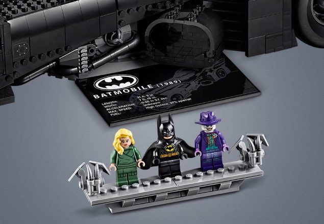 5. Lil plate with information and a rotating display stand!!!!!! 6. These three mini figs :D (Batman has a gun, batarang and a special cape. Jokers got a gun. Vicki Vale has a camera.) 4/5