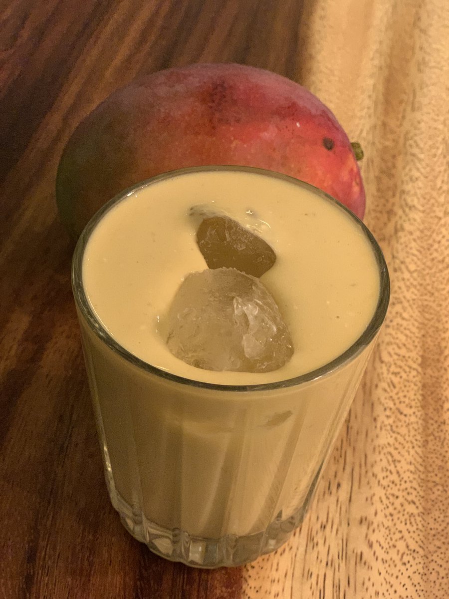 ChuyVReyes's tweet photo. ¡El smoothie de mango Kent, con 10 blueberries, un poco de yogur griego sin azúcar, una cucharada de avena, leche de coco y un scoop de proteína sabor peanut butter es mi nueva adicción! #postworkout #invencionesdecuarentena https://t.co/ox24BnwTEG