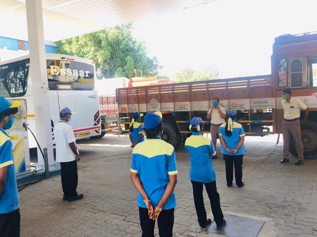CbeRetailBpcl's tweet photo. Our #FrontlineCoronaHeroes getting hands on training on Covid-19 safety protocols and SOPs at roots bunk, so that they not only keep themselves safe but also customers from #COVIDpandemic #safetyfirstsafetymust #ISaveyouYousaveme. @BPCLRetail @BPCLimited @bpclcbe @8singhi https://t.co/rIYdhExvET