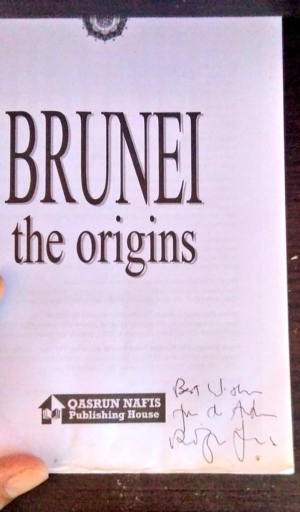 All infos are referred from this Rozan Yunos latest book; "Brunei The Origins". I was so lucky I randomly meet my favs author & tell I is his fans & he gave me his book with his autograph I was so happy because you know, your favs author give personally his new book