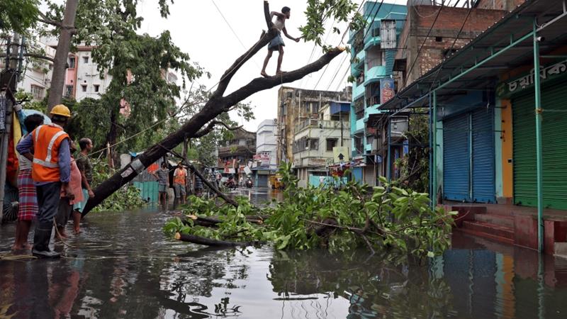 Rahat87909563's tweet photo. Authorities in eastern #India and #Bangladesh have been struggling to restore road links, communication lines and electricity after a devastating #cyclone in which at least 95 people were killed.
#AmphanSuperCyclone #Amphan #amphancycloneupdate https://t.co/u0dySItAbu