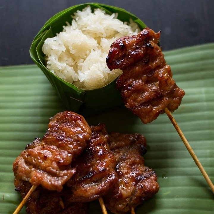 HAVE you try this? Khao Niaow Moo Ping. 😋 a #ThaiStreetFood  visit bangkok soom and try this food. 
.
.
👉 samslodge.com 
#bestsuites #location #bangkok #travelsoon #covidgoaway #besthtslinthailand #bangkokbesthotel
