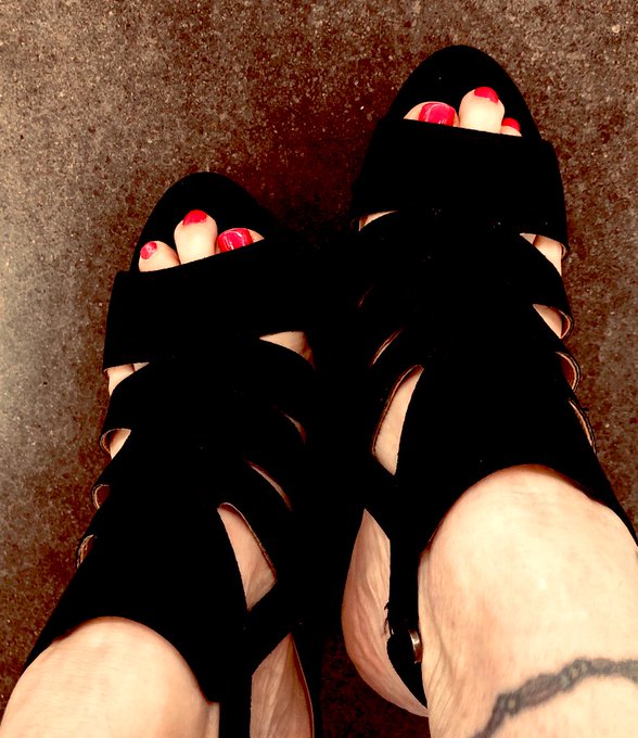 Who want to get me these beauties so you can lick them.. $featherfeetqueen #findom #footfetish https://t<a href="/tag/footfetish"class="tags"><span>#footfetish</span></a><a href="/tag/findom"class="tags"><span>#findom</span></a>