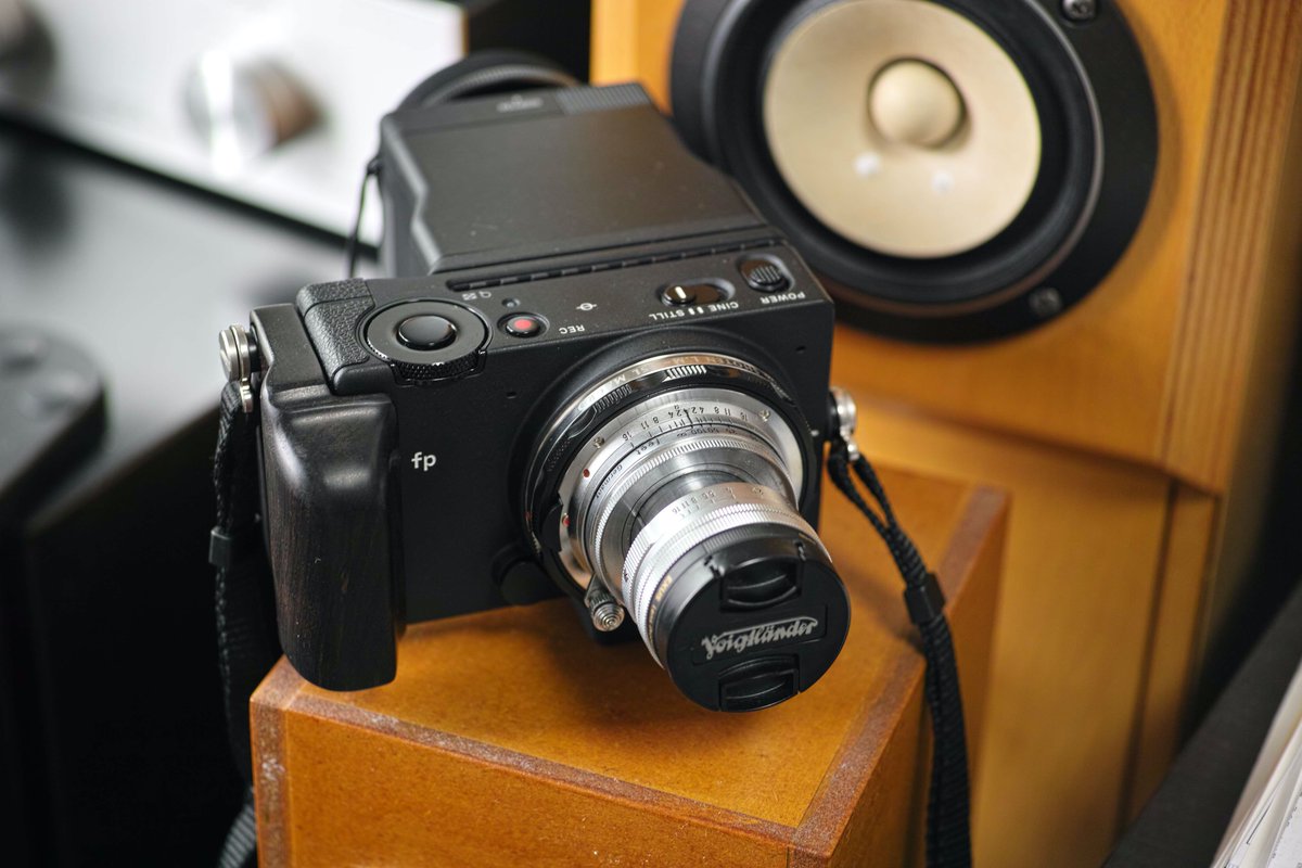 Kuni On Twitter Summicron 5cm F2を付けると何となくいいですね マウントアダプターとグリップは焦点工房 キャップはultron 40mm F2のもの これを持って散歩に行きたいけど 一応在宅勤務中なので我慢 Sigmafp