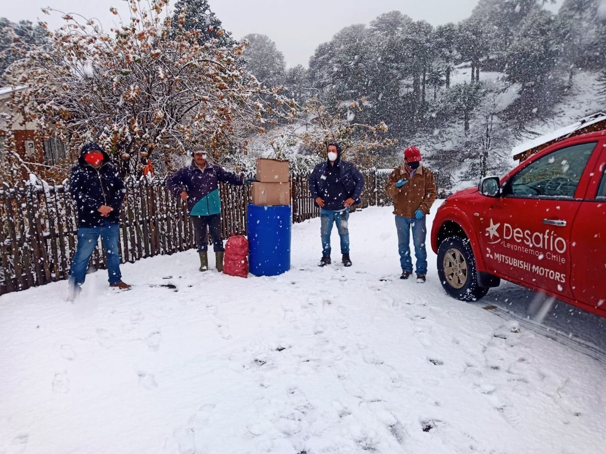 DesafioChile's tweet photo. ¡Así estaba nevando en Lonquimay! Pero ni el mal clima fue suficiente para frenar la entrega de kits en La Araucanía 💪 Además, instalamos estanques de agua donados por Wenco Sur.

¡Gracias a @mitsubishicl por permitirnos llegar a todas partes! 

@bancodechile
@somoscmpc https://t.co/irh42Gtgv1