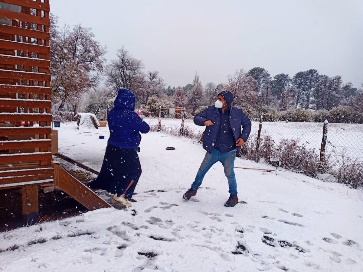 DesafioChile's tweet photo. ¡Así estaba nevando en Lonquimay! Pero ni el mal clima fue suficiente para frenar la entrega de kits en La Araucanía 💪 Además, instalamos estanques de agua donados por Wenco Sur.

¡Gracias a @mitsubishicl por permitirnos llegar a todas partes! 

@bancodechile
@somoscmpc https://t.co/irh42Gtgv1