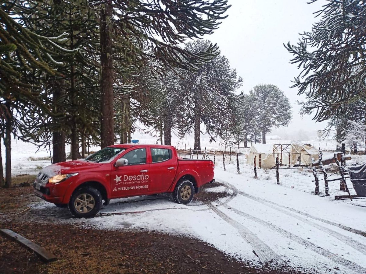 DesafioChile's tweet photo. ¡Así estaba nevando en Lonquimay! Pero ni el mal clima fue suficiente para frenar la entrega de kits en La Araucanía 💪 Además, instalamos estanques de agua donados por Wenco Sur.

¡Gracias a @mitsubishicl por permitirnos llegar a todas partes! 

@bancodechile
@somoscmpc https://t.co/irh42Gtgv1