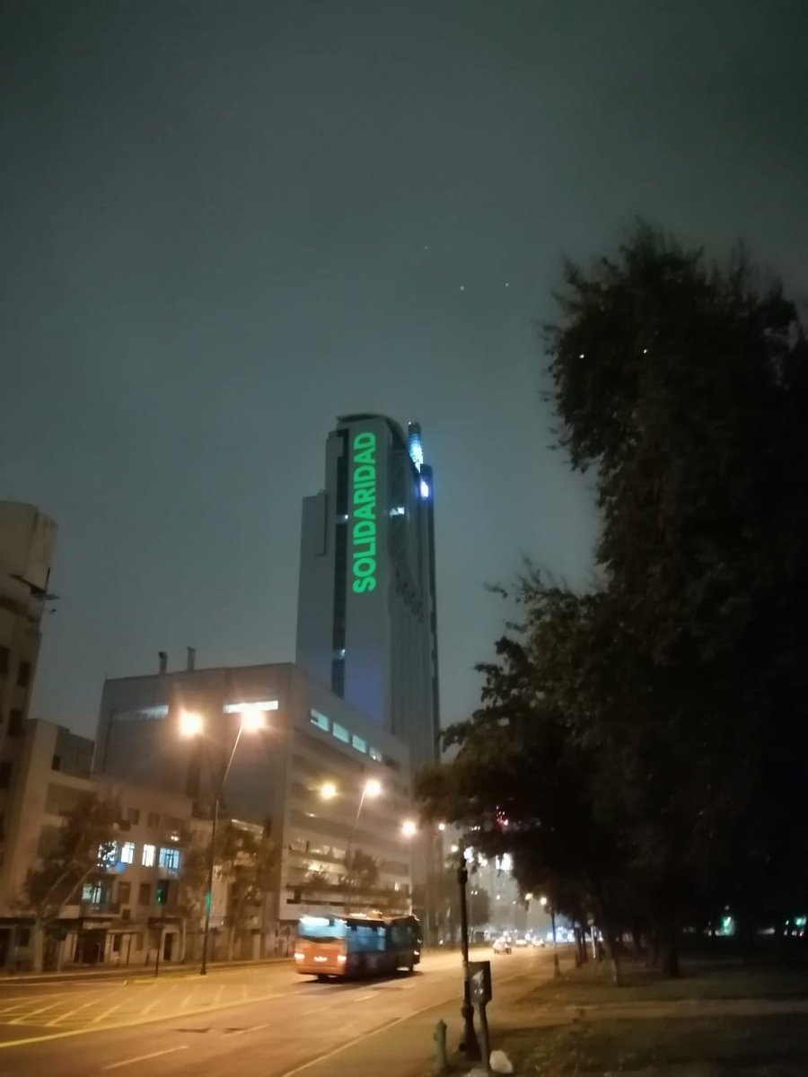 Ayer en el edificio Telefónica, con tristeza vimos la palabra "hambre", hoy junto a un grupo de amigos nos organizamos para dar un mensaje positivo: "Solidaridad".
Este es el momento de la unidad y comprender que juntos podemos salir adelante. Vamos Chile!