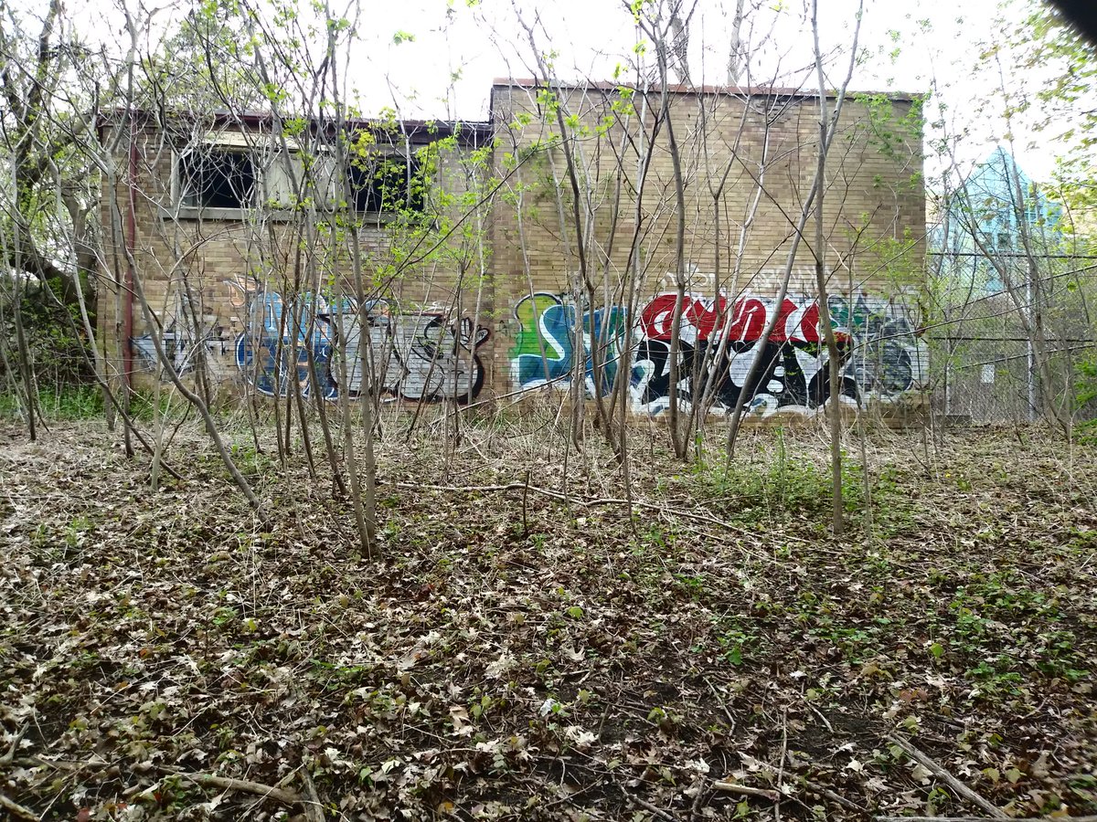 exploretofit's tweet photo. Old transformer house near Bayview entrance to Burke Brook. 

#TorontoTrails #TorontoHiking #TorontoWalking #BurkeBrook #BayviewAve https://t.co/pJC3l3xWce