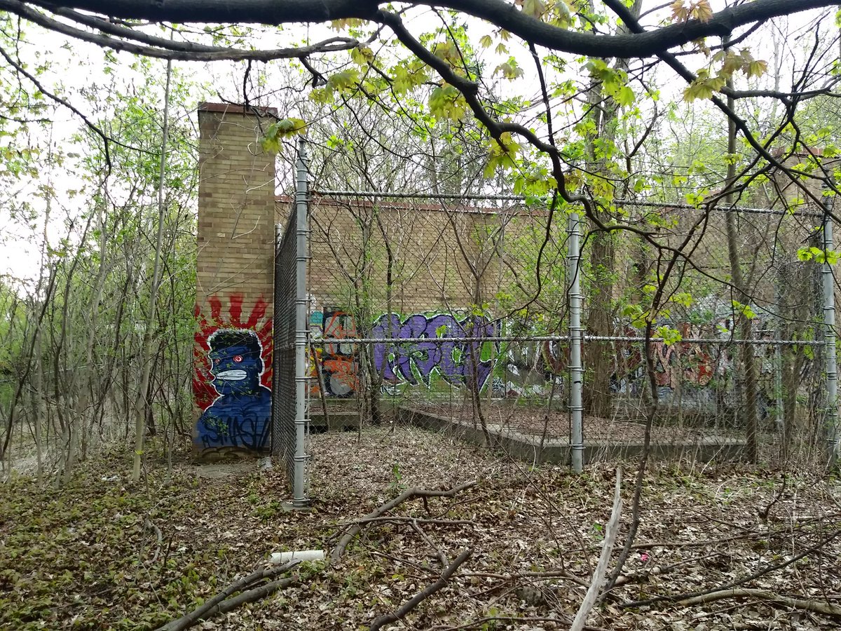 exploretofit's tweet photo. Old transformer house near Bayview entrance to Burke Brook. 

#TorontoTrails #TorontoHiking #TorontoWalking #BurkeBrook #BayviewAve https://t.co/pJC3l3xWce