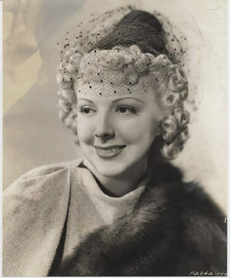 ZorikaZr's tweet photo. Virginia Vale in South of Panama, and in a studio portrait in a gorgeous cape muff belted dress &amp; veiled hat

#BornthisDay May 20, 1920 #actress &amp; #Stylecon Virginia Vale

#vintagefashion #1930s #1940s 

2/4 https://t.co/CCiXVLWYtP