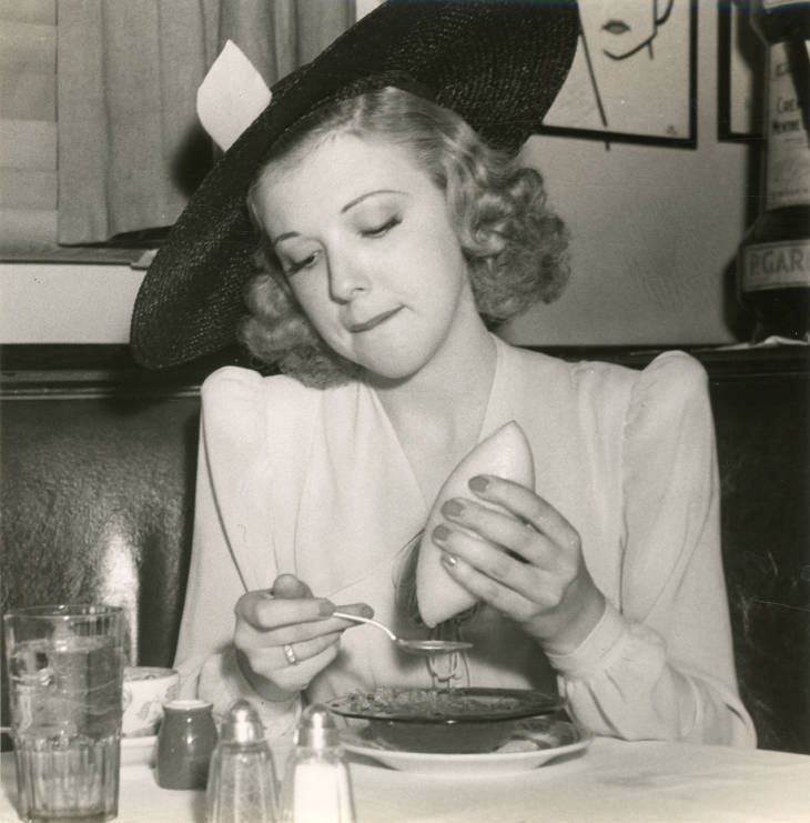 ZorikaZr's tweet photo. #BornthisDay May 20, 1920 #actress &amp; #Stylecon Virginia Vale
Showing some shoulder and shoulder pad dresses 
#1940s #fashion #vintagefashion #style 
3/4 https://t.co/Jgcovon9if