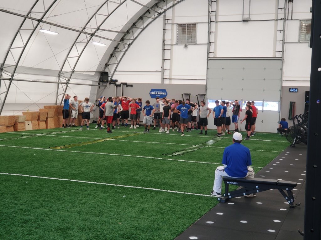 Cinco6's tweet photo. Great session today with the Washington football team! Your season starts now! Who wants it more?! 🏈 #bluejays #washington #football https://t.co/a7b4c2Orzm