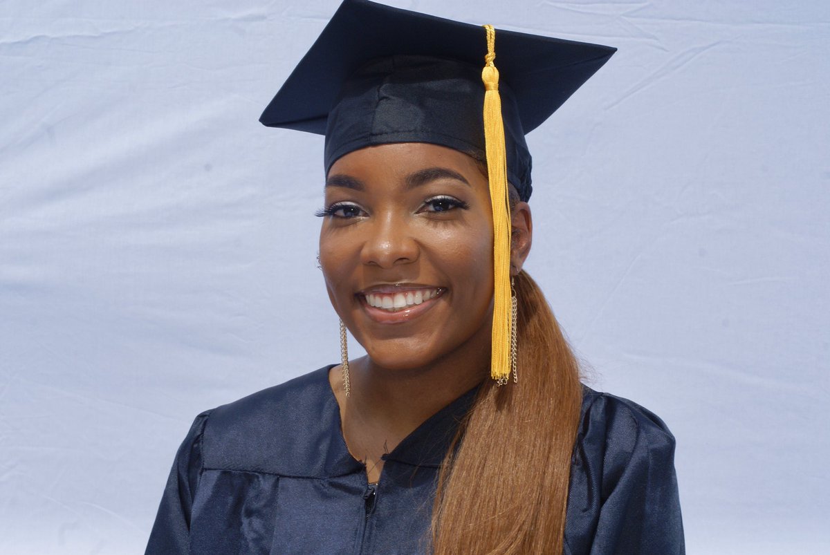 nothingbutaer's tweet photo. I set the tone for my siblings.

🦋 4 Year Full Ride Scholarship
🦋 3x Internships 
🦋 Dean’s Scholar 
🦋 Magna Cum Laude 
🦋 3.6 GPA
🦋 B.A. Mass Communications

Class of 2020, we did it 👩🏽‍🎓 https://t.co/hZUN0FcpL7