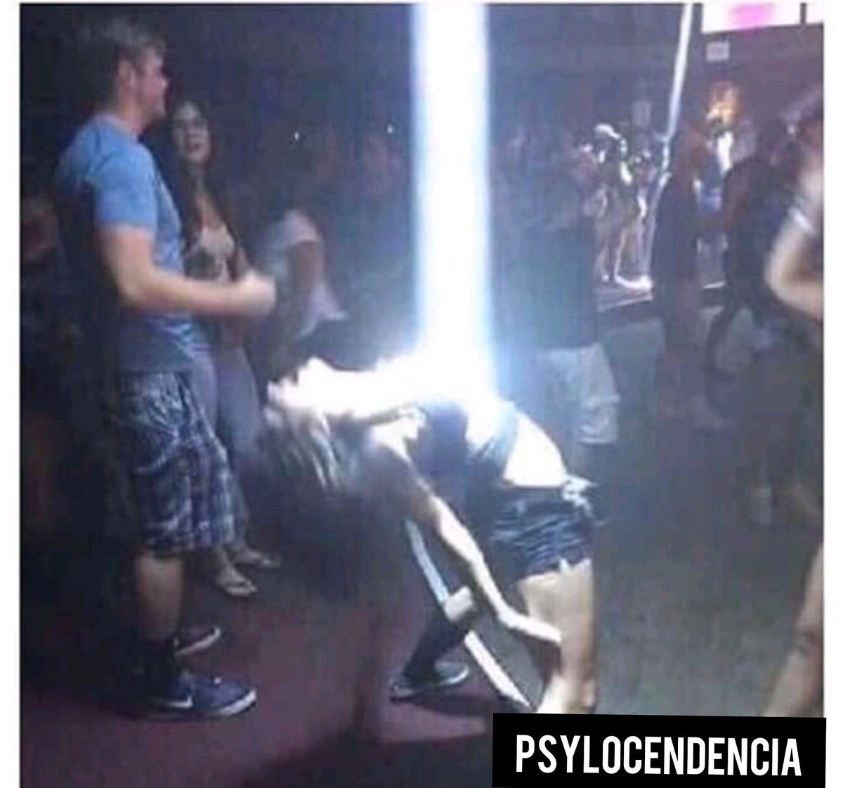 psylocendencia's tweet photo. Quando o DJ solta sua track preferida https://t.co/1PVpMteMep