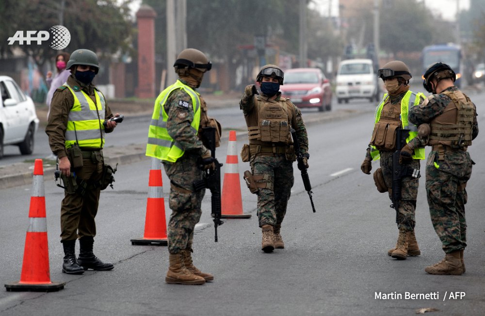 AFP's tweet photo. As #coronavirus cases soar in Chile soldiers are deployed to back up riot police in Santiago following clashes with demonstrators angry about food shortages and job losses
https://t.co/HYnlq1lRvZ
📸 Martin Bernetti https://t.co/kqcCk7GfLW